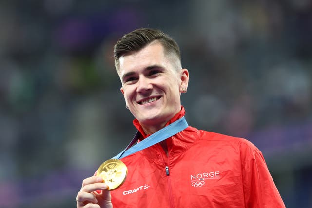 <p>Gold medalist Jakob Ingebrigtsen of Norway poses on the podium </p>