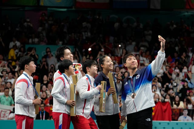 OLY--Smartphones-North Korean Athletes