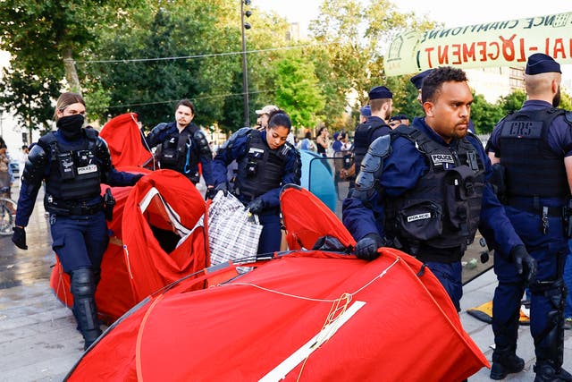 <p>Police at the Bastille clear tents belonging to protesters against the housing crisis</p>